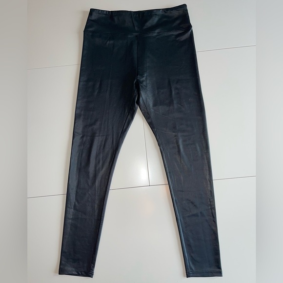 4 Pairs of leggings 1 athletic shirt with built in bra - Picture 5 of 15